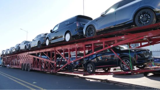 Автовоз с автомобилями отправляется со склада Кашгар